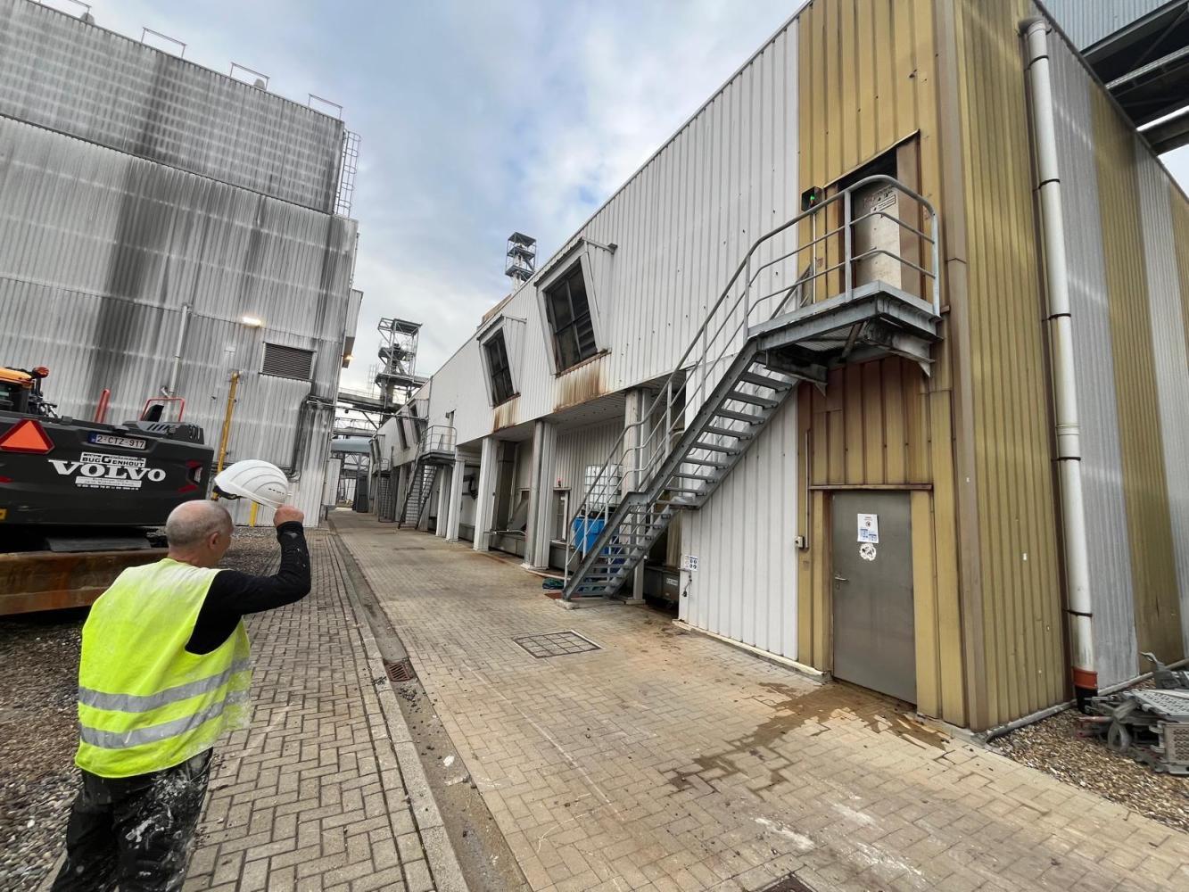 Vieja pared exterior con paneles